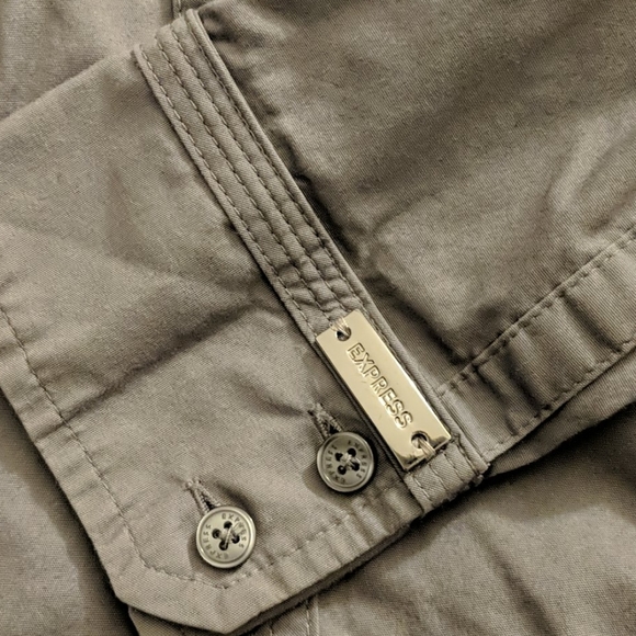 Very flattering Express essential shirt - Picture 2 of 3